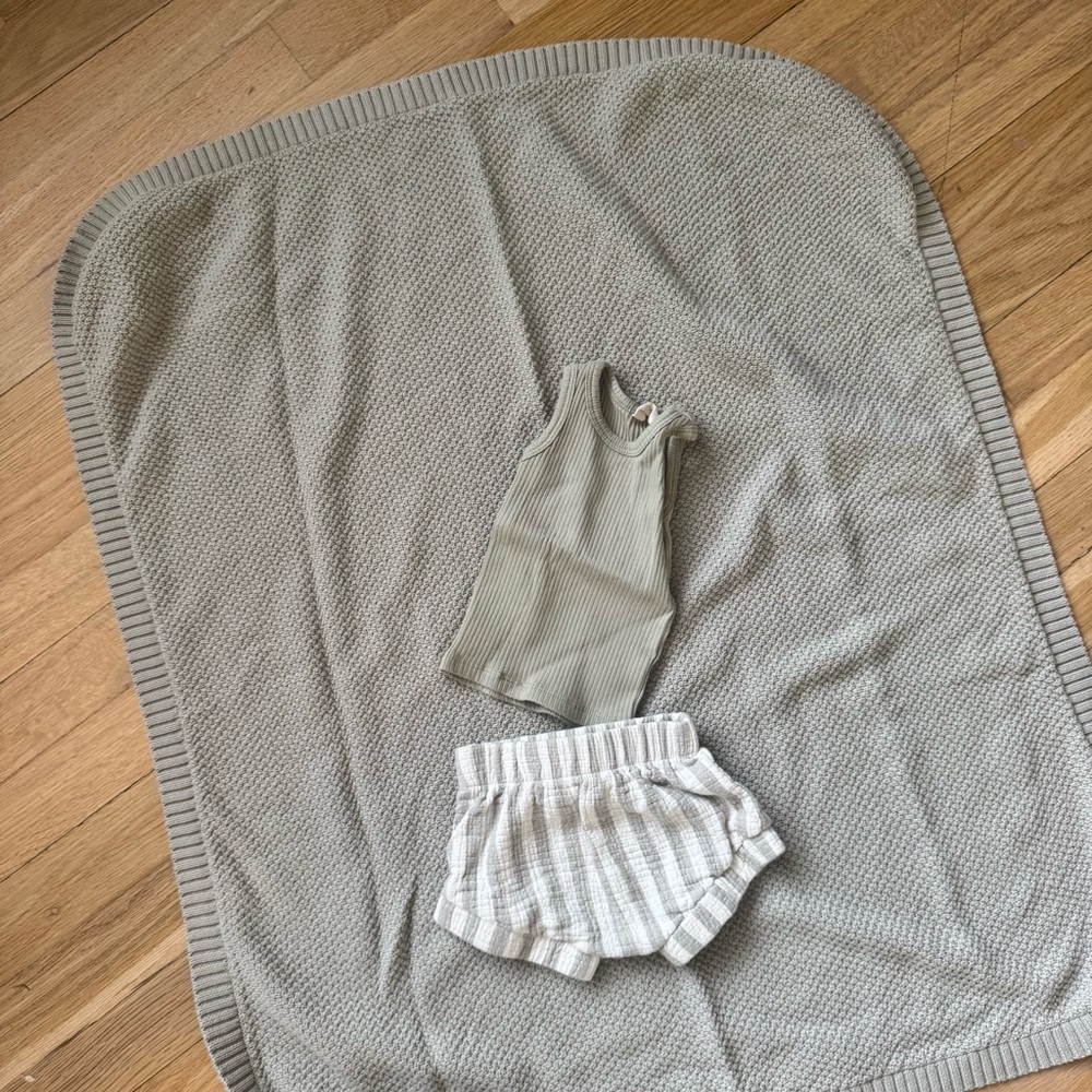 Quincy Mae newborn 0-3 mo sage/grayish green Baby Blanket and Outfit Set